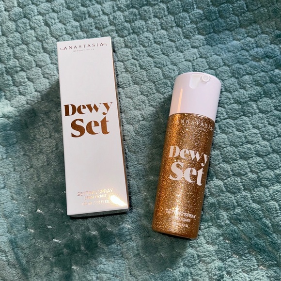 Dewy Set Setting Spray - Picture 1 of 3